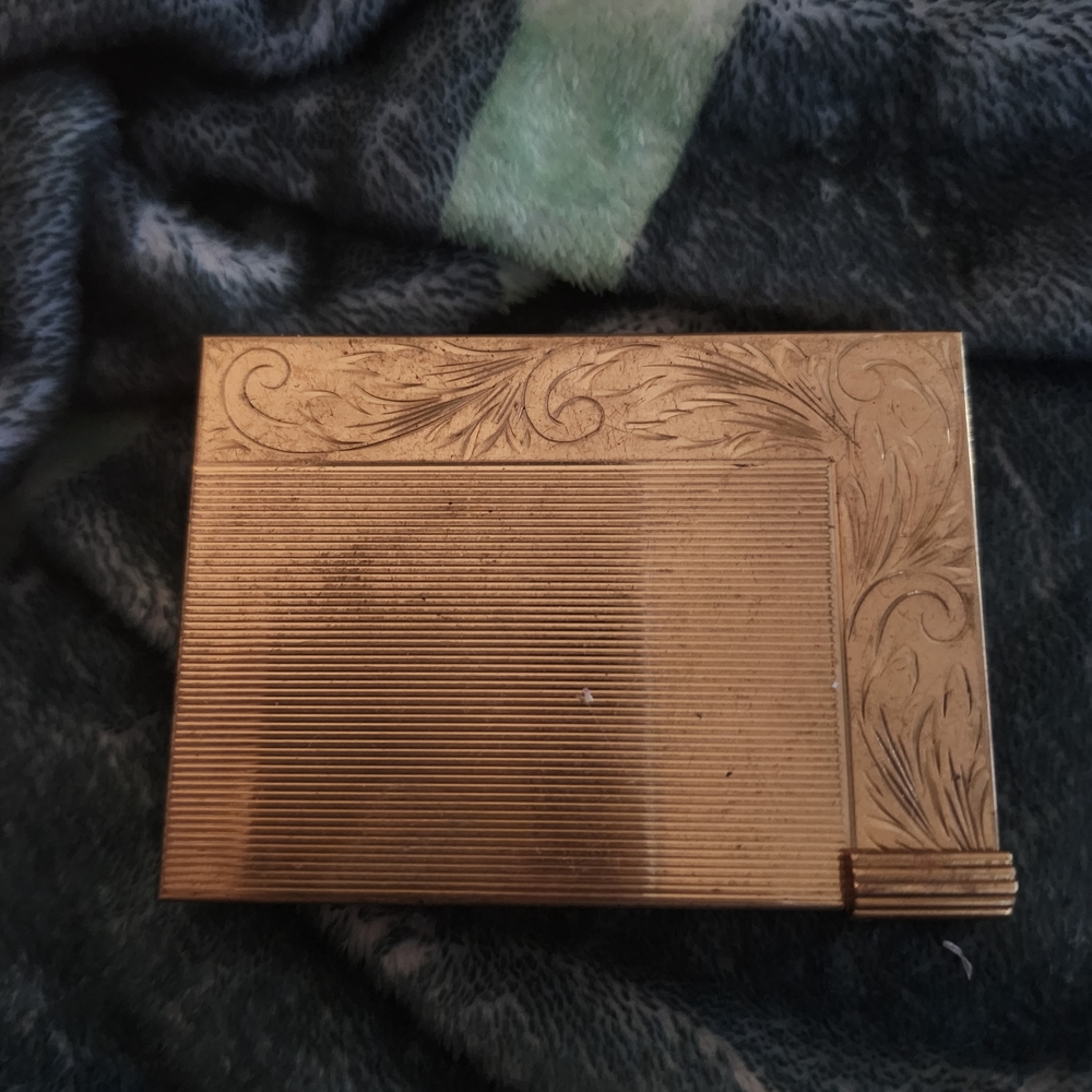 Elegant Gold Vintage Compact Case